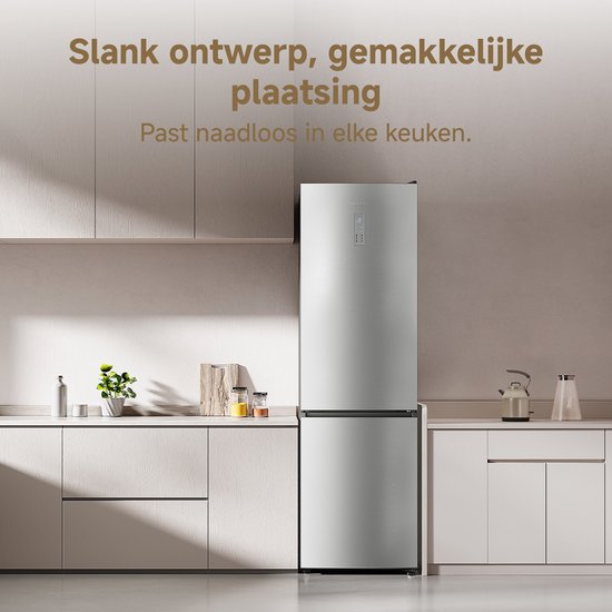 Zilverkleurige koelkast in een moderne keuken. De tekst "Slank ontwerp, gemakkelijke plaatsing" staat bovenaan.