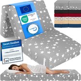 Grijze matras met witte sterren, opgevouwen en uitgevouwen, met keurmerken Oeko-Tex en CertiPUR-US.
