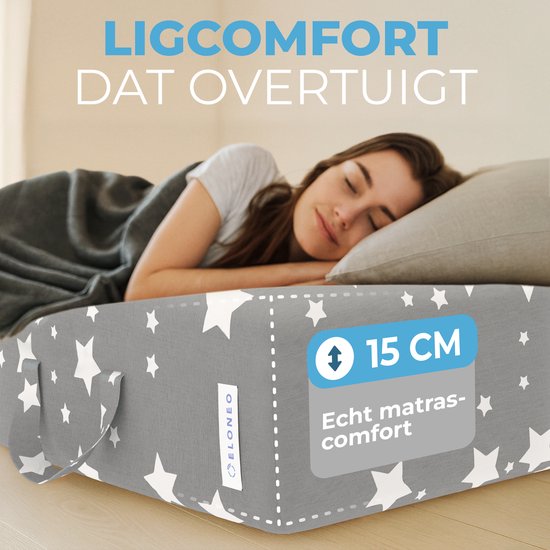 Grijze matras met witte sterren, 15 cm dik voor echt matrascomfort, een persoon slaapt erop.