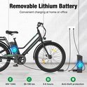Zwarte elektrische fiets met afneembare 36V 12Ah lithiumbatterij die thuis of op kantoor wordt opgeladen. Anti-diefstalbeveiliging.