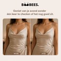 Voor-en-na foto van vrouw in satijnen jurk. Boobees maken tepels onzichtbaar.