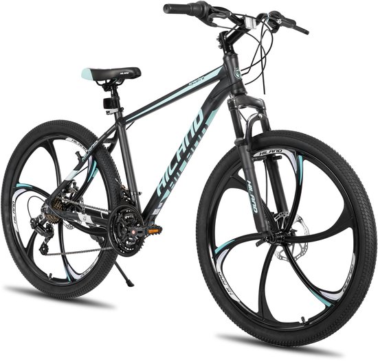 Zwarte Hiland mountainbike met 3-spaaks velgen, turquoise accenten, verende voorvork en schijfremmen.