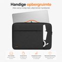 Housse d'ordinateur portable noire avec poignée orange et poche avant, contenant un ordinateur portable et des accessoires.