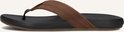 Bruine leren Reef slipper met gestikte banden en zwarte zool.