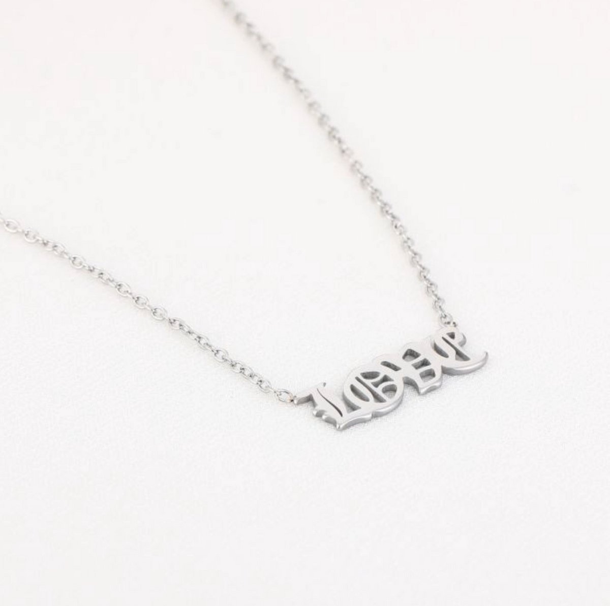 Rivello – Ketting Dames Zilver Love Letter Gothisch – Roestvrij Staal – Nikkelvrij – Cadeau Voor Haar