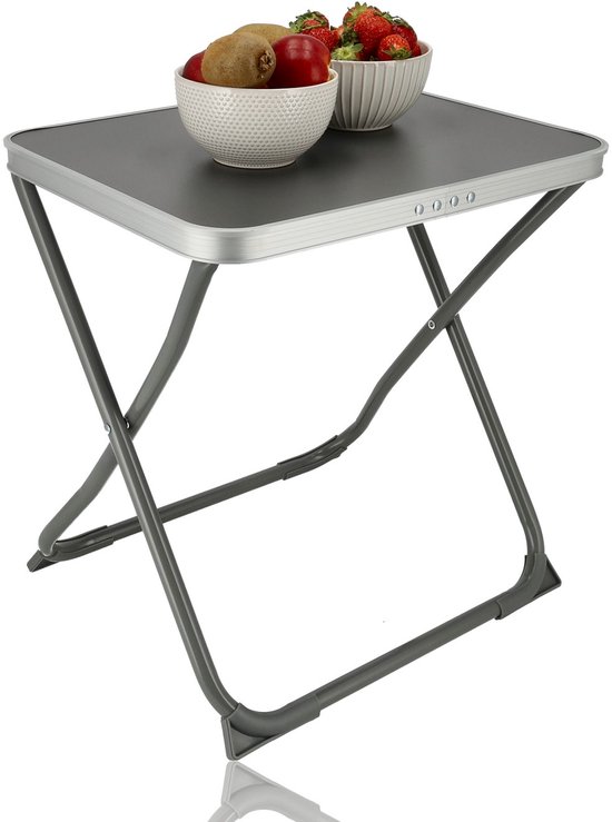 Grijze, inklapbare campingtafel met twee kommen fruit.