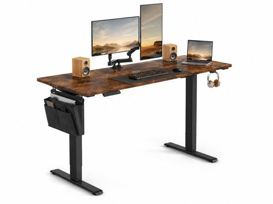 Elektrisch verstelbaar bureau met houtnerf blad, twee monitoren, speakers, laptop, opbergtas en hoofdtelefoonhaak.