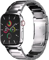 Zilverkleurig metalen bandje bevestigd aan een Apple Watch met een actief display, getoond tegen een witte achtergrond.
