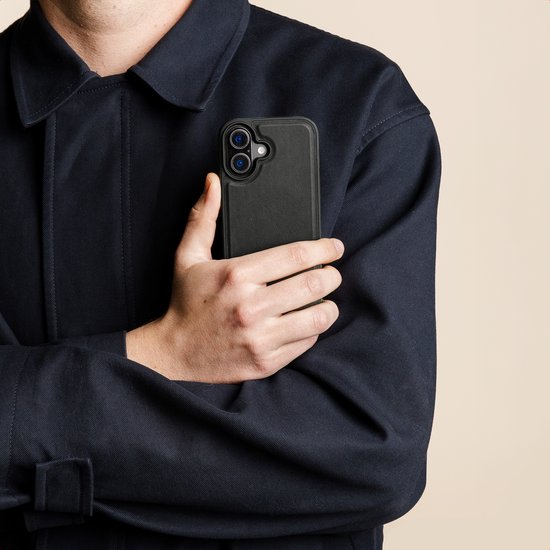 Man met donkerblauw jasje houdt zwarte telefoonhoes in zijn hand.