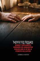 Een close-up van twee handen, een man en een vrouw, die elkaar op een houten tafel aanraken. De titel "Niyetli İlişki" is in beeld.