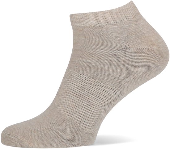 Een enkele beige bamboe sneakersok met een fijne textuur.