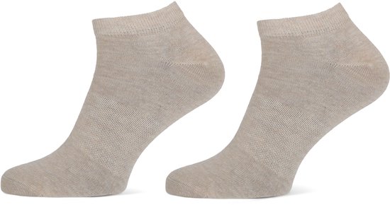 Een paar beige bamboe sneakersokken met een fijne textuur.
