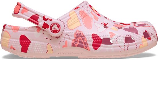 Sabot Crocs rose pâle orné d'un imprimé de cœurs rouges et roses et de motifs floraux.