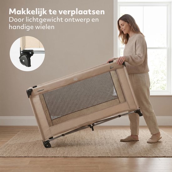 Een vrouw duwt een beige reisbedje met wielen. Tekst: Makkelijk te verplaatsen door lichtgewicht ontwerp en handige wielen.