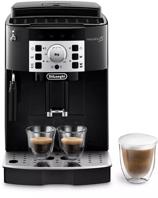Zwarte De'Longhi Magnifica S volautomatische espressomachine met twee glazen espresso en een glas latte macchiato ernaast.
