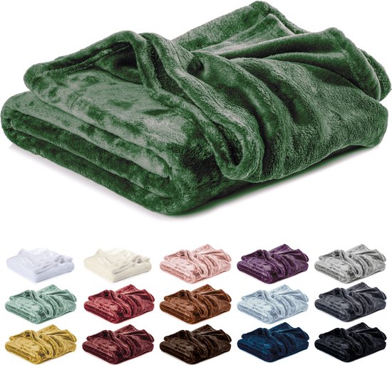 Couverture polaire vert foncé, pliée. Diverses couleurs disponibles.