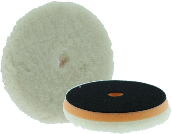 Een witte wollen polijstschijf en een oranje/zwarte polijstpad met witte vacht aan de onderkant.
