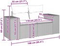 Afmetingen van een beige polyrotan 3-zits bank met crèmekleurige kussens.