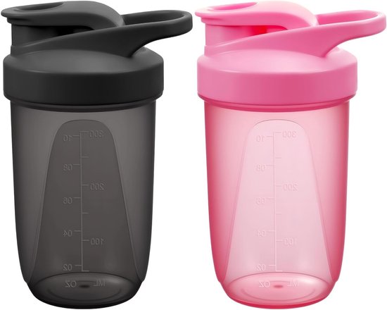 Grijze en roze shaker, beide met maataanduiding, op witte achtergrond.