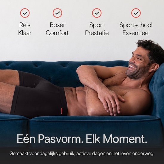 Man op een bank, draagt een zwarte boxer. Tekst: 'Eén Pasvorm. Elk Moment.' Reisklaar, Boxer Comfort, Sport Prestatie, Sportschool Essentieel.