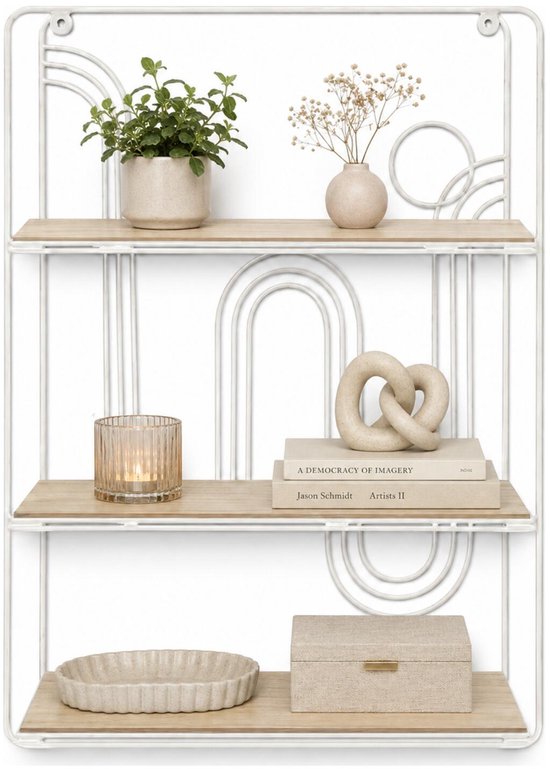 Wit wandrek met drie houten planken, versierd met planten, een vaas met bloemen, een kaars, boeken en decoraties.