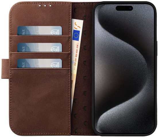 Bruine lederen book case geopend met iPhone 14 Pro, drie kaartsleuven en bankbiljet, met subtiel patroon.