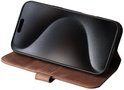 Bruine lederen book case met iPhone 14 Pro, in liggende modus, met magnetische sluiting.