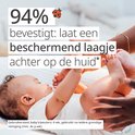 Baby op de rug, met handen van een volwassene die de voetjes vasthouden. Tekst "94% bevestigt: laat een beschermend laagje achter op de huid".