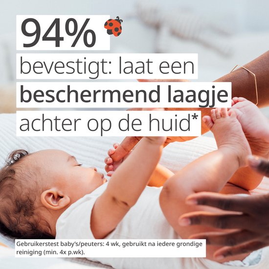 Baby op de rug, met handen van een volwassene die de voetjes vasthouden. Tekst "94% bevestigt: laat een beschermend laagje achter op de huid".