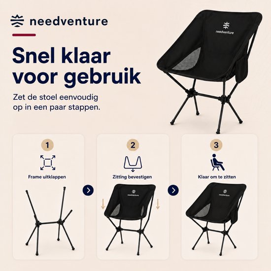 Instructies voor het opzetten van een zwarte campingstoel: frame uitklappen, zitting bevestigen, klaar om te zitten.