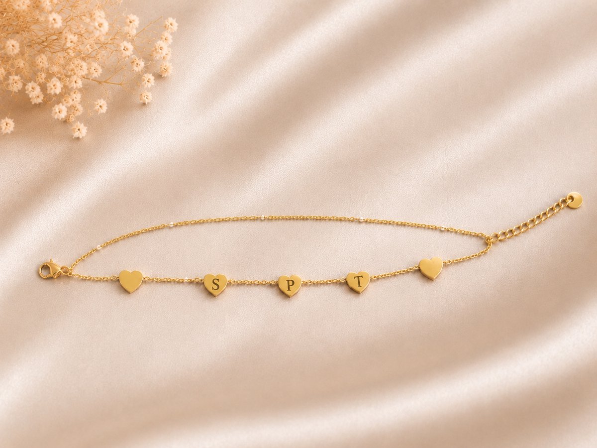 Armband Mira goud gepersonaliseerd sieraad met initialen gegraveerd, leuk persoonlijk cadeau voor moeder, vrouw of vriendin.