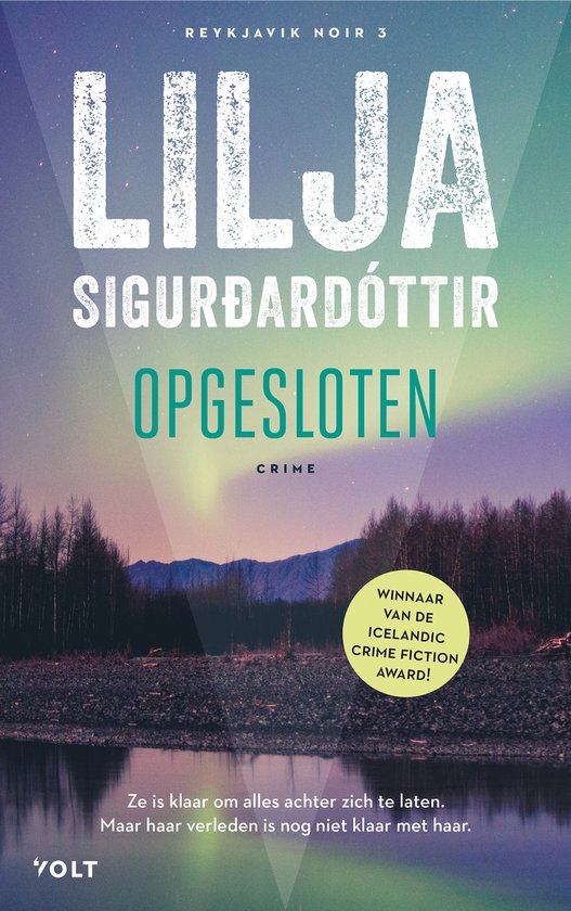Boekomslag Reykjavik Noir 3 Opgesloten met noorderlicht boven een bos en een meer, bekroond met de Icelandic Crime Fiction Award.