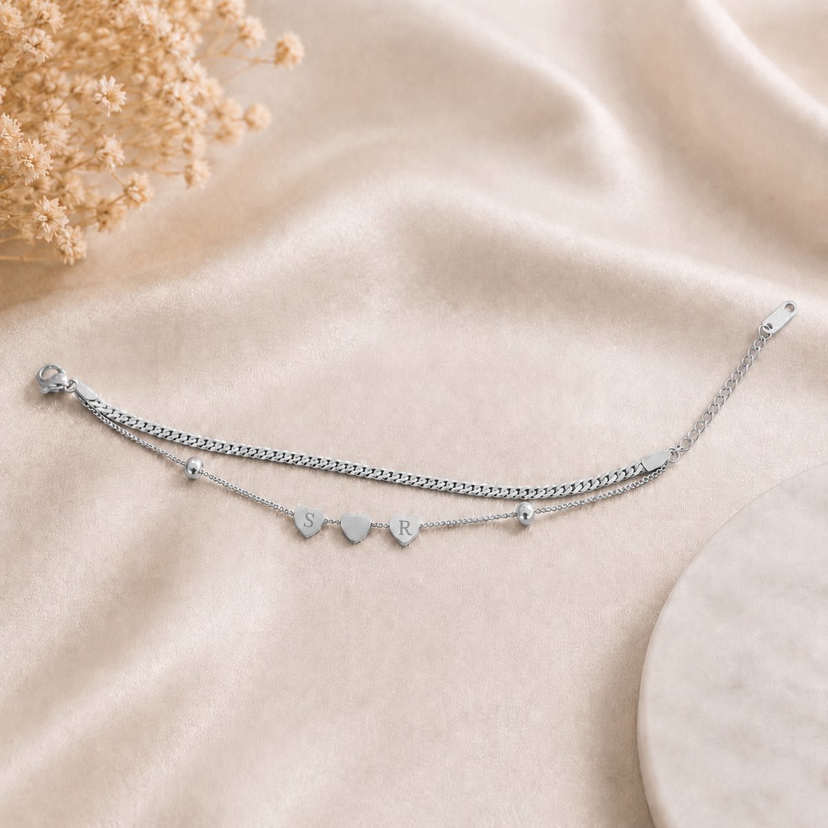 Armband Noa zilver gepersonaliseerd sieraad met initialen gegraveerd, leuk persoonlijk cadeau voor moeder, vrouw of vriendin.