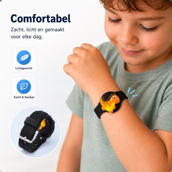 Kind met zwarte kinderarmband met oranje dinosaurus-bedel. Zacht en flexibel.