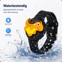 Zwarte armband met oranje dinosaurus krijgt opspattende waterdruppels. Spatwaterdicht.