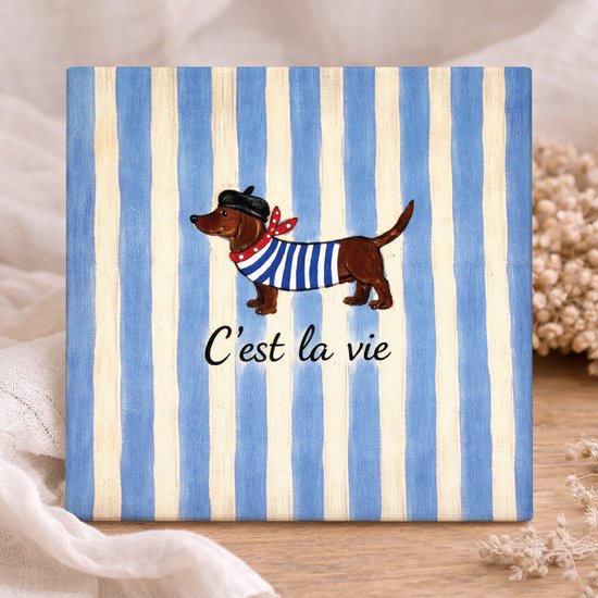 Petit teckel peint portant un béret et un foulard sur des rayures bleu-blanc, avec le texte 'C'est la vie'.