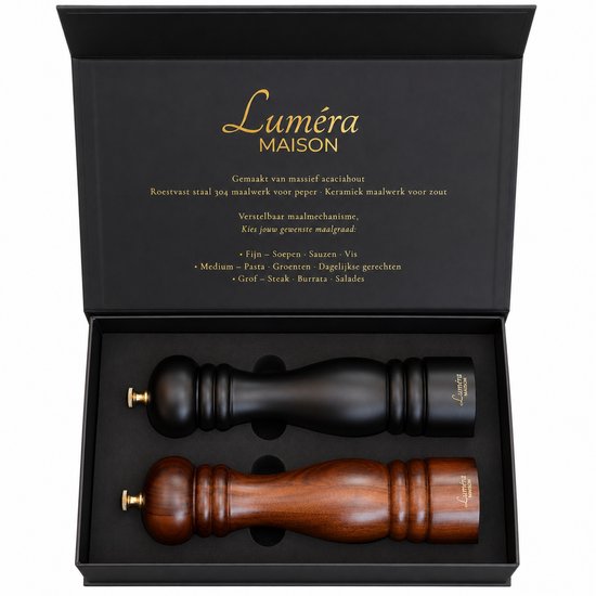 Een set peper- en zoutmolens in een luxe geschenkdoos. Eén bruine molen en één zwarte, beide van acaciahout.