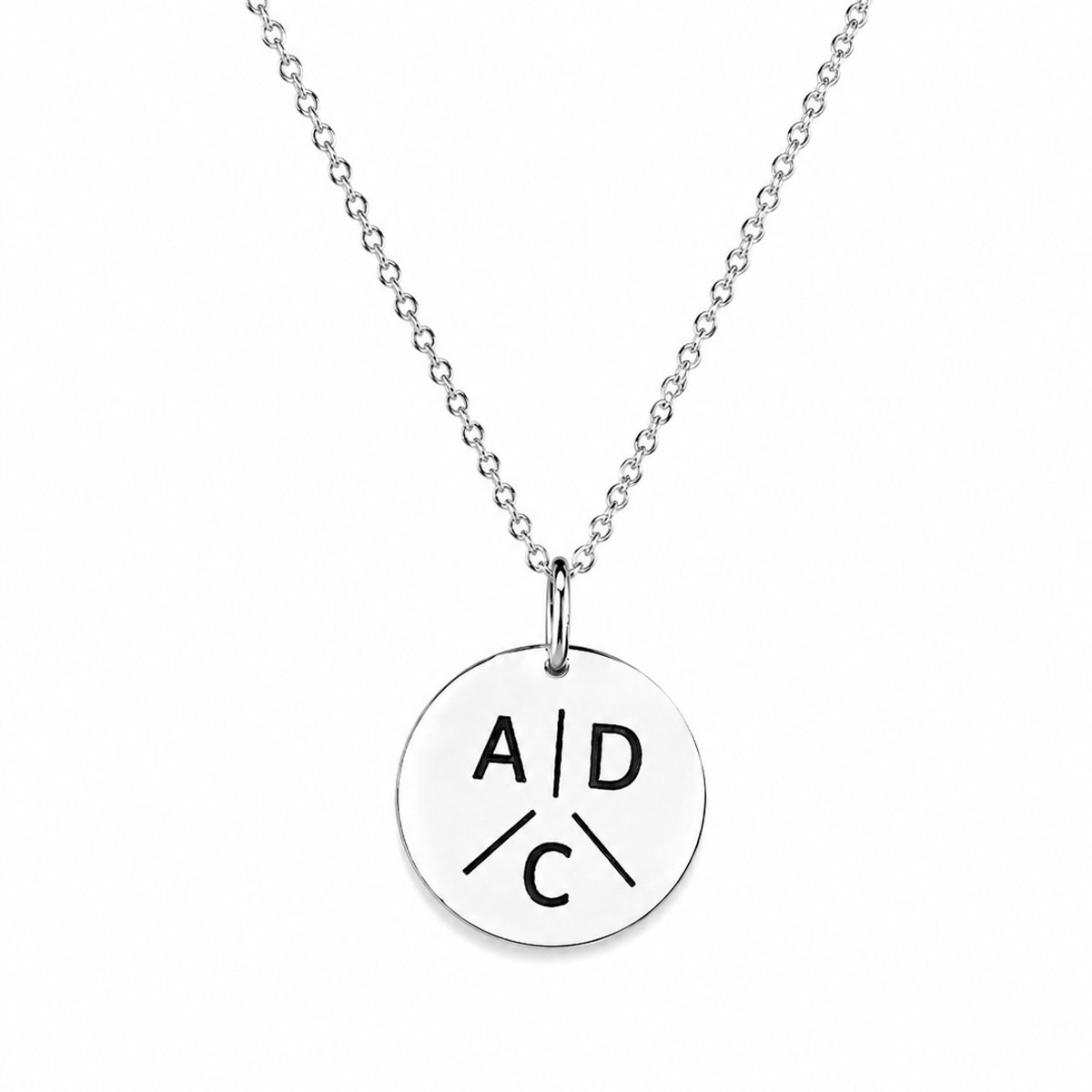 Engravia by Derya – Gepersonaliseerde initialen ketting – RVS zilverkleurig – Cadeau voor vriendin / moeder - Elegant & modern design- Dames sieraad- Perfect cadeau voor haar – 15 mm hanger