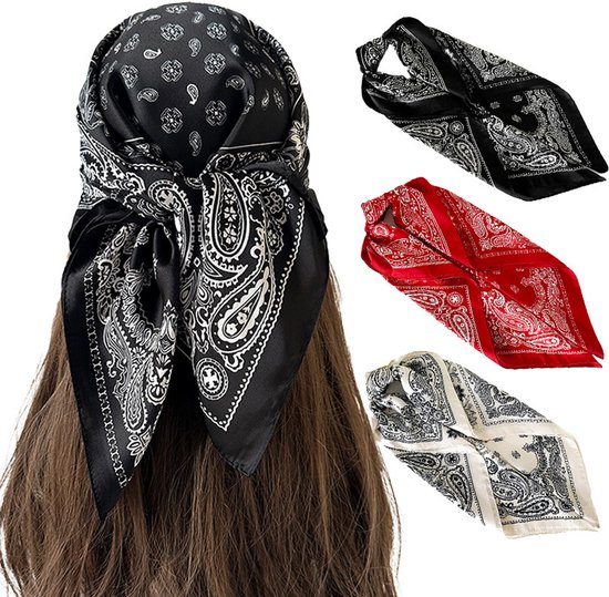 Drie bandana's met paisleyprint: zwart, rood en beige. Zwart exemplaar gedragen op het hoofd.