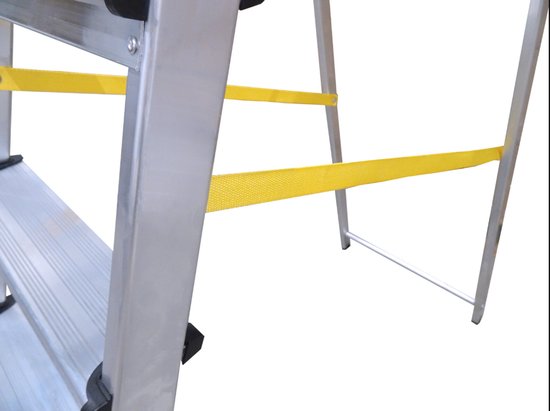 Detail van een aluminium huishoudtrap met gele antislipbanden op de treden.