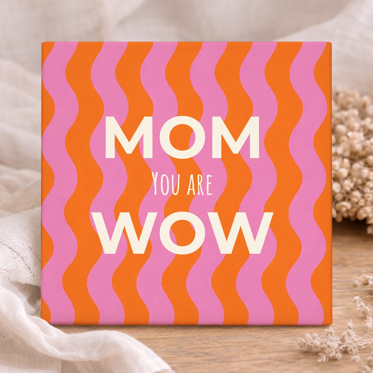 Printazzy – Tegeltje met Tekst – Mom You Are Wow – kleurrijke decoratie – trendy cadeau mama – retro woonstijl – keramische tegel – hip interieur