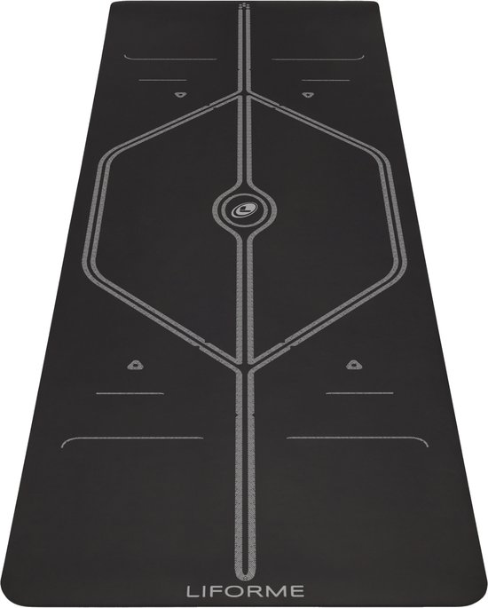 Zwarte Liforme yogamat met grijze lijnen en logo, schuin van voren gezien.