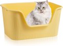 Gele kattenbak met een hoge, ronde instap. Een grijze kat likt zijn bek, zittend in de bak.