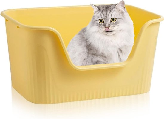 Gele kattenbak met een hoge, ronde instap. Een grijze kat likt zijn bek, zittend in de bak.