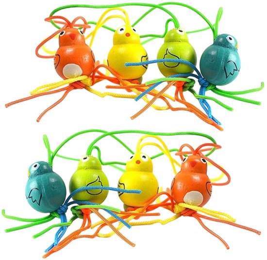 Twee rijen van vier houten vogelbedels in oranje, geel, groen en blauw, elk met gekleurde touwtjes.