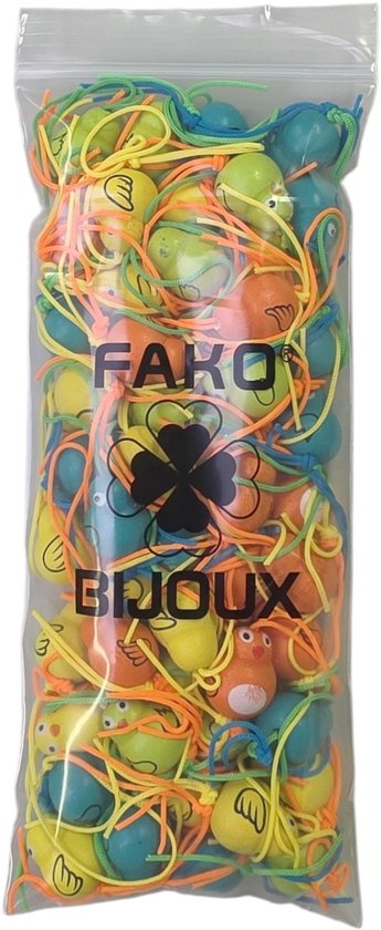 Een zak met ongeveer 50 houten geluksvogels in oranje, geel, groen en blauw, met gekleurde touwtjes.
