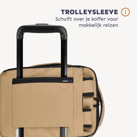 Zandkleurige rugzak met trolley sleeve over de handgreep van een koffer.