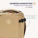 Zandkleurige rugzak met oranje accenten, handvatten aan de zijkant en bovenkant.