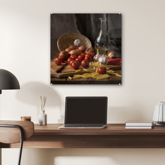 ® Glasschilderij 50x50 cm - Schilderij acrylglas - Snijplank - Groente - Stilleven - Pasta - Uit - Tomaat - Snijplank - Foto op glas - Muurdecoratie woonkamer - Wanddecoratie slaapkamer - Schilderijen