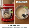 Rode keukenmixer met deeghaak in de kom. Links: 95% deeg in de kom, rechts: 5% deeg op de spatel.
